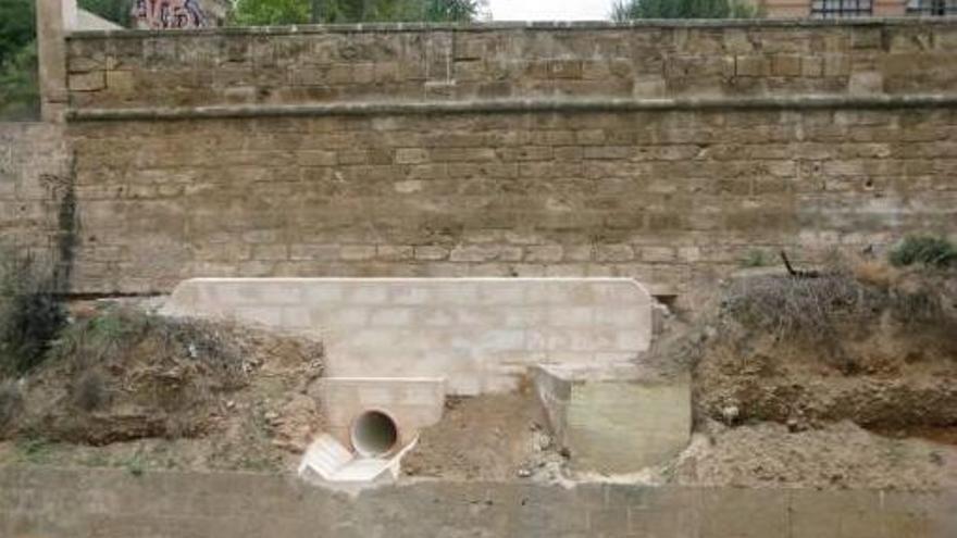 El nuevo colector de aguas pluviales de la calle Llorenç Cerdà finaliza en el cauce de sa Riera.