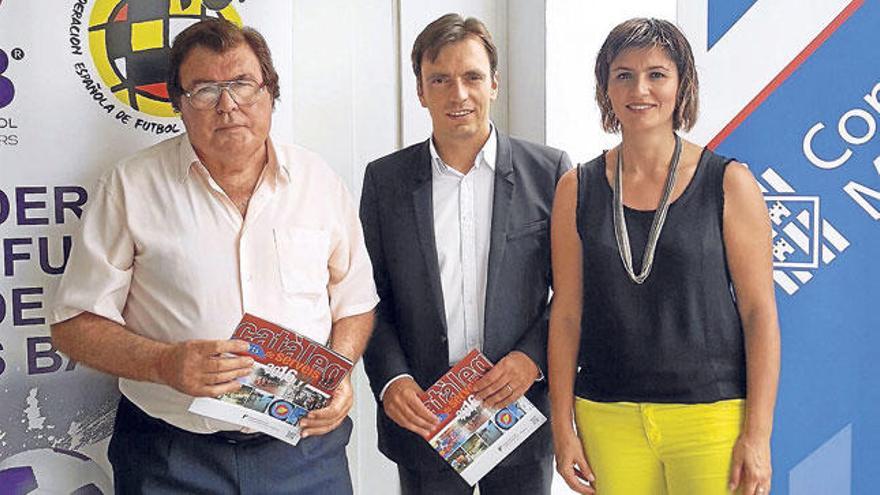 Miquel Bestard, Francesc Miralles y Marga Portells en la firma del convenio FFIB y Consell.