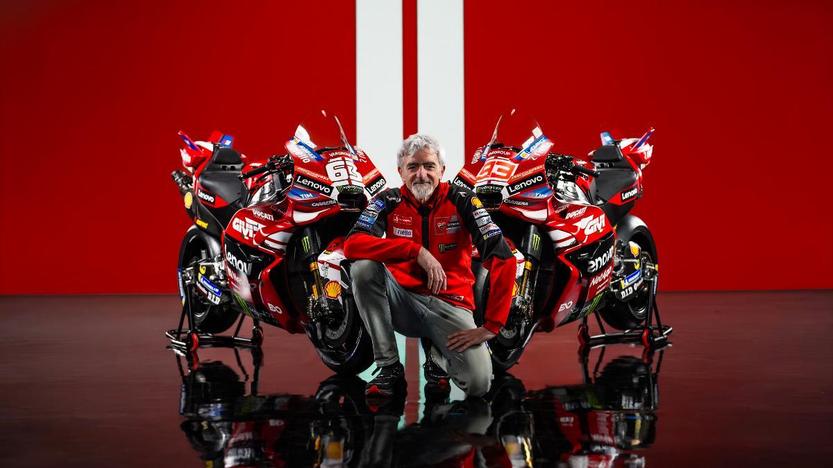 Gigi Dall'Igna, director general de Ducati Corse, con las motos de Bagnaia y Márquez en Madonna di Campiglio