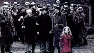 La niña del abrigo rojo de 'La lista de Schindler' ahora ayuda a los refugiados de Ucrania