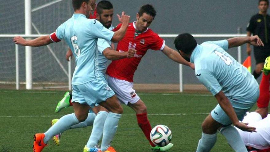 Javicho, en la foto rodeado de rivales, se estrenó en partido oficial con el Estradense. // Bernabé/Luismy