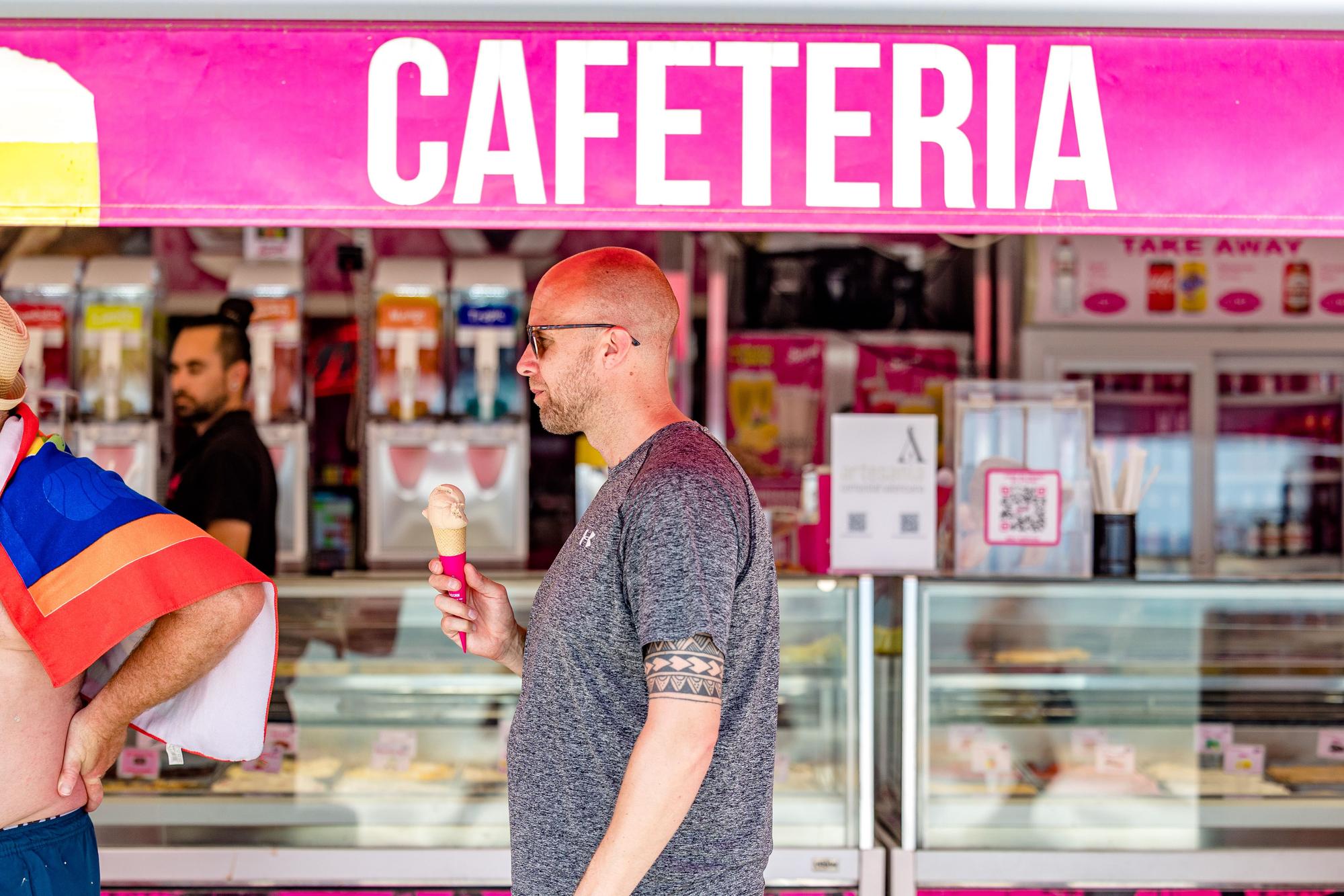 Un turista se refresca con un helado en Benidorm.