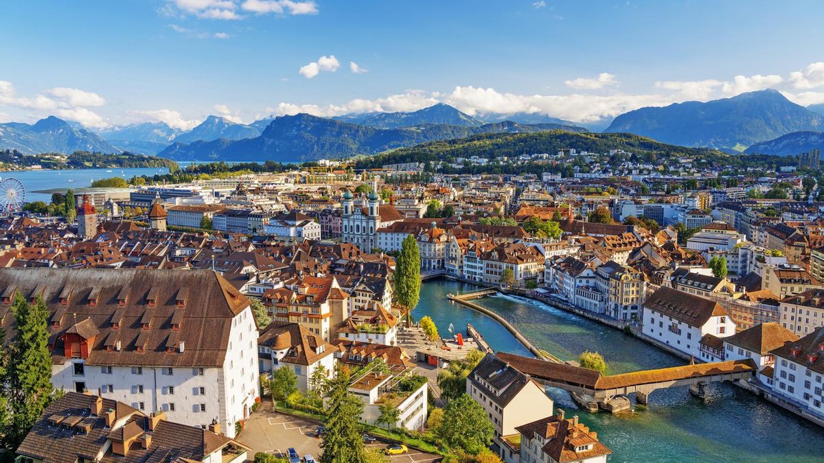 La ciudad más bonita de Suiza está rodeada de montañas, tiene un lago de agua transparente y un casco antiguo que te transportará a la época medieval