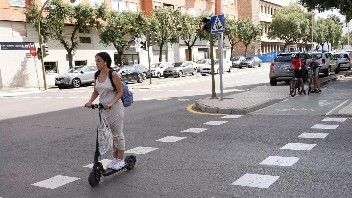 Una joven circula en patinete eléctrico en Castelló.
