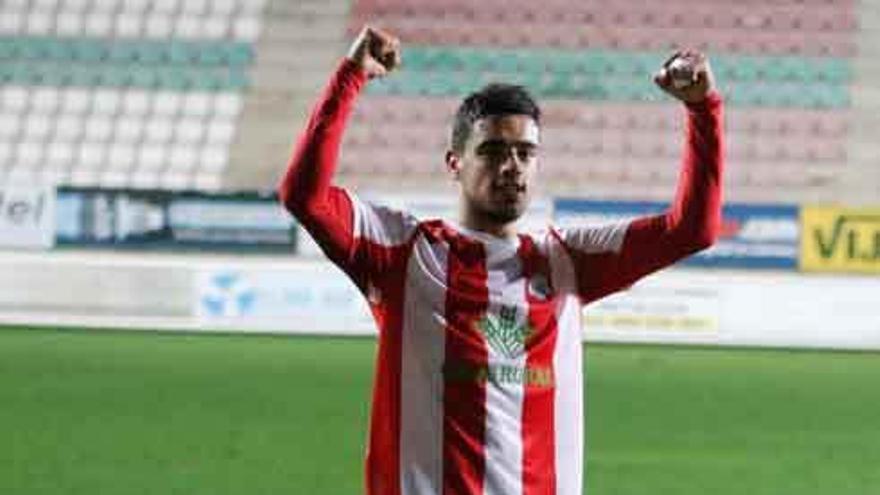 David Álvarez celebra la última victoria del equipo.