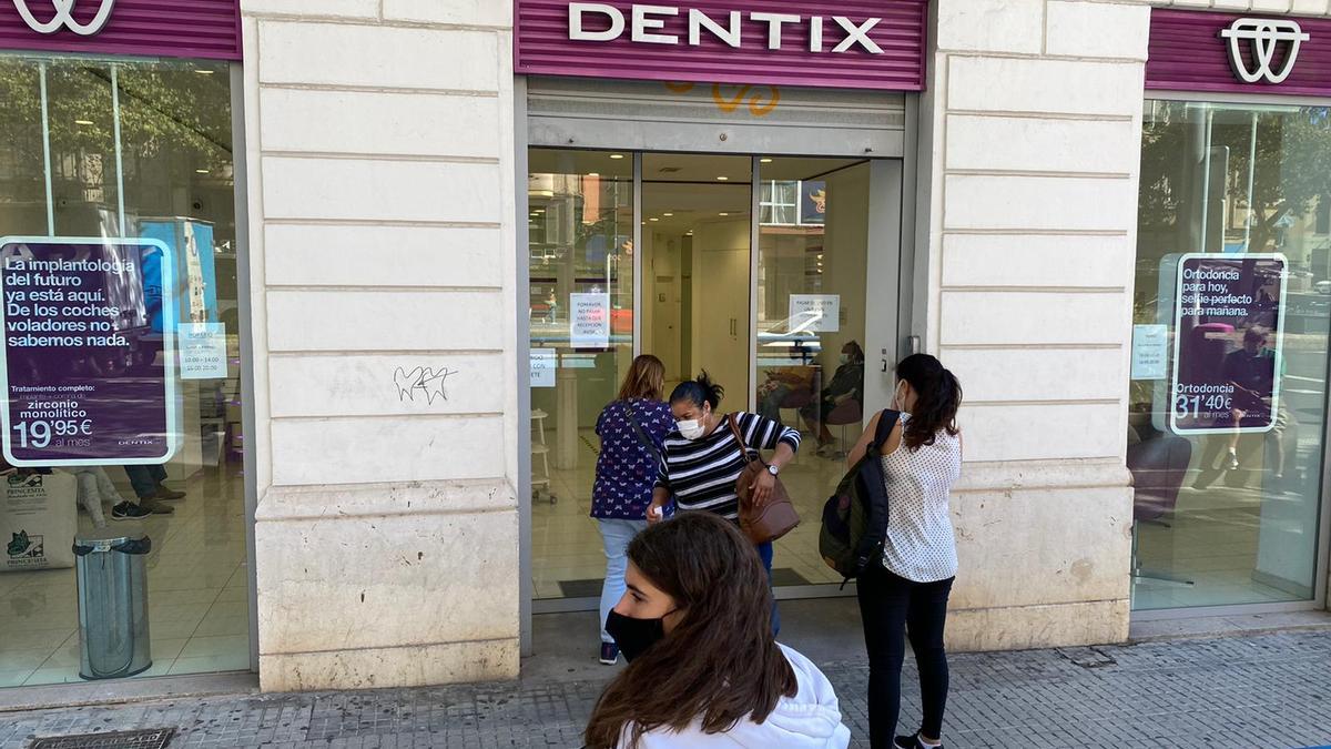 Pacientes de la clínica Dentix de la Avinguda Alexandre Rosselló presentaron ayer reclamaciones por tratamientos retrasados que están pagando