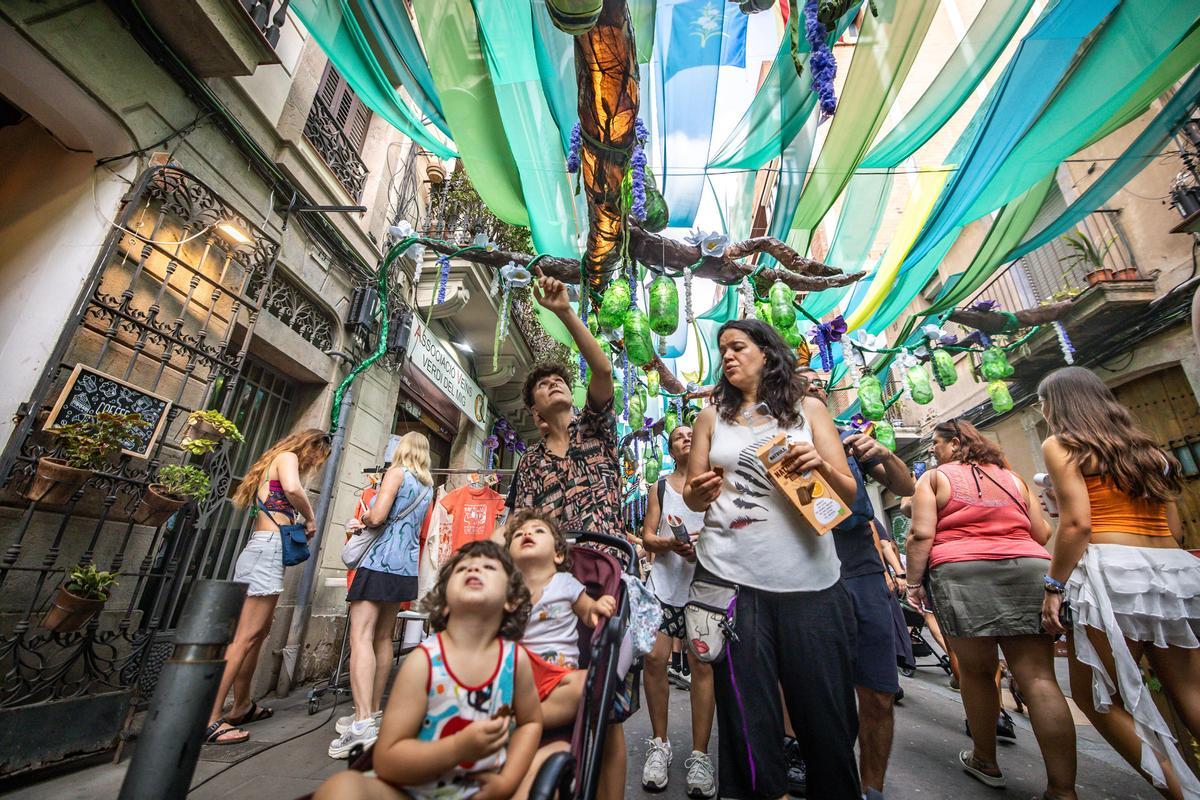 Ambiente en la calle Verdi, que presenta  'Metamorfosi'.
