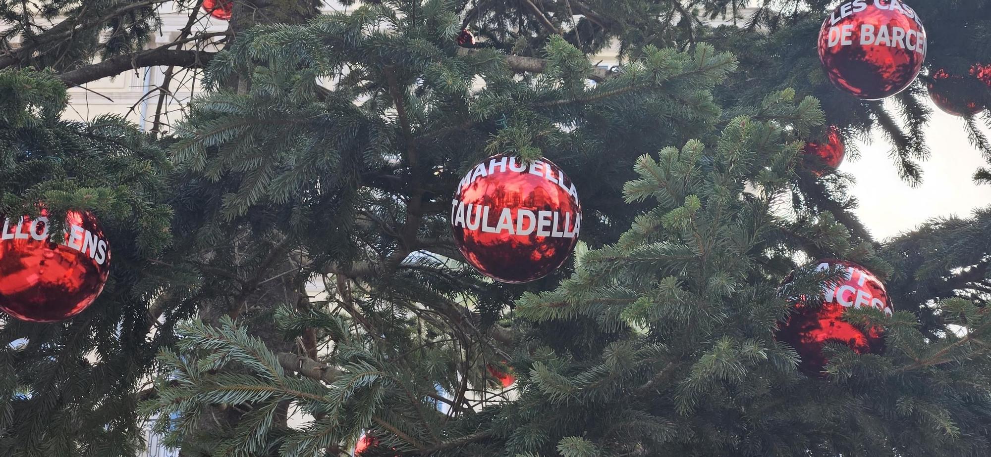 Así es el nuevo "Abeto de los Barrios" de Navidad en el centro de València