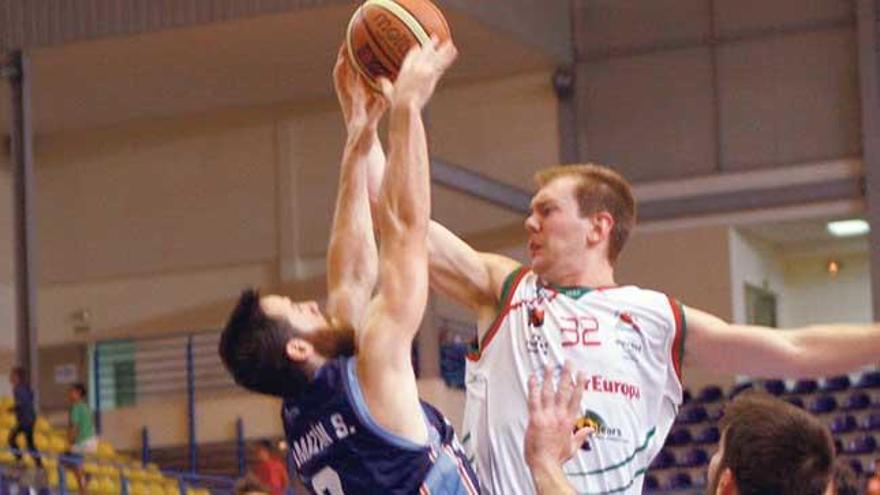 Ryan Nicholas en su debut ante el Melilla, su mejor partido.