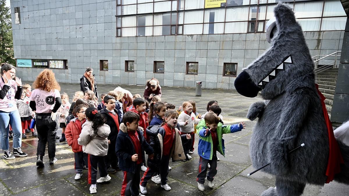 Orbil, la mascota del Salón do Libro, da la bienvenida a un grupo de niños a la anterior edición. |  Rafa Vázquez