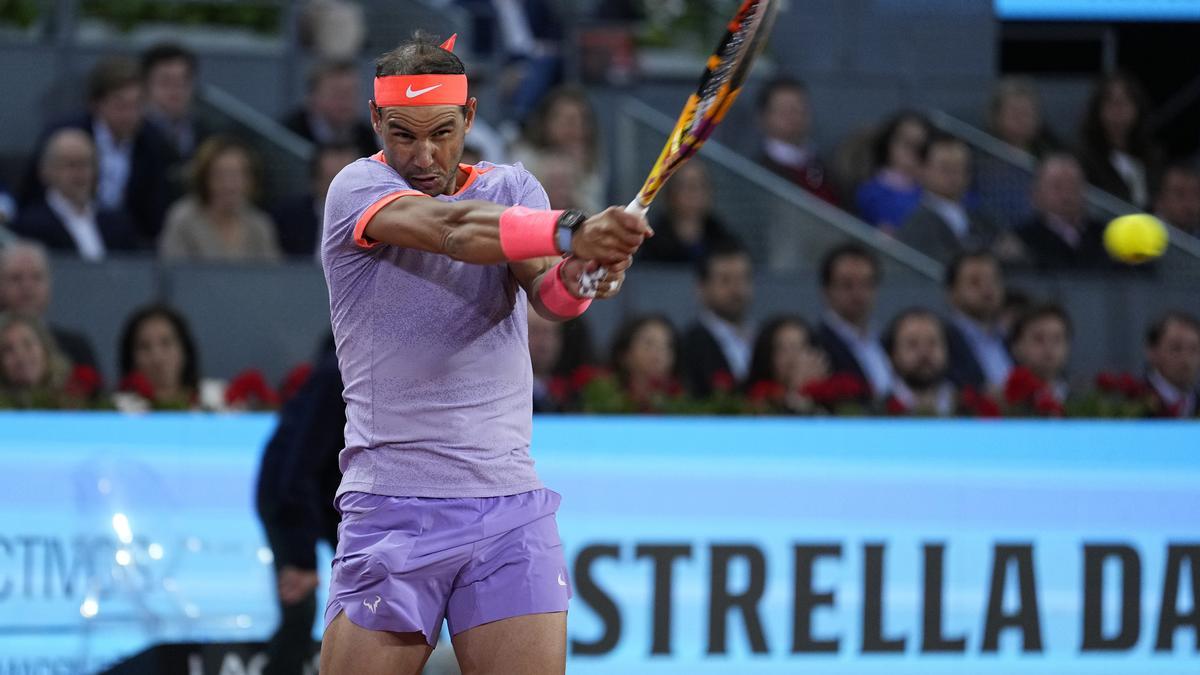 Rafael Nadal golpea una bola durante el Mutua Madrid Open 2024.