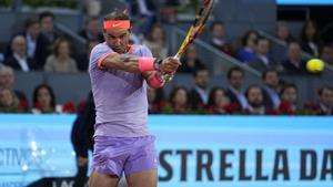Rafael Nadal golpea una bola durante el Mutua Madrid Open 2024