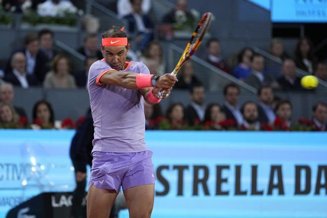 Rafael Nadal golpea una bola durante el Mutua Madrid Open 2024