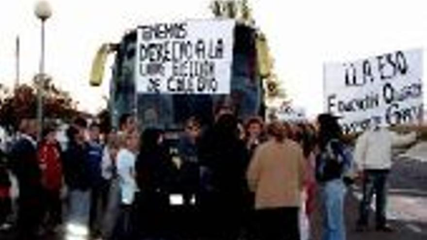 PROTESTA DE PADRES Y ALUMNOS POR EL TRANSPORTE