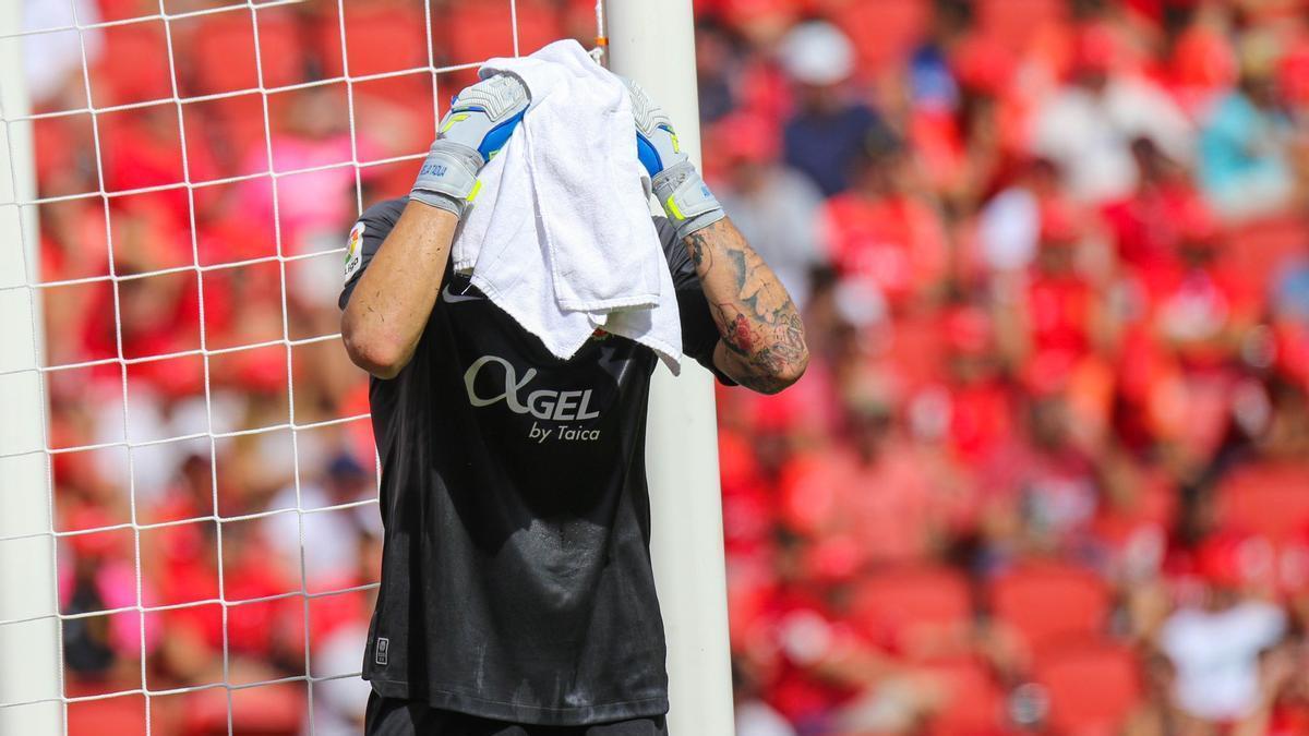 Rajkovic se seca el sudor de la cabeza en el partido ante el Girona de hace dos jornadas.