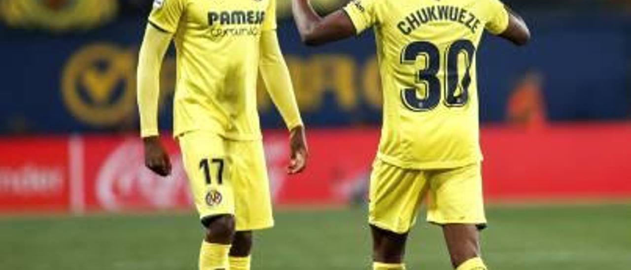 Ekambi y Chukwueze celebran un gol en el Estadio de la Cerámica.