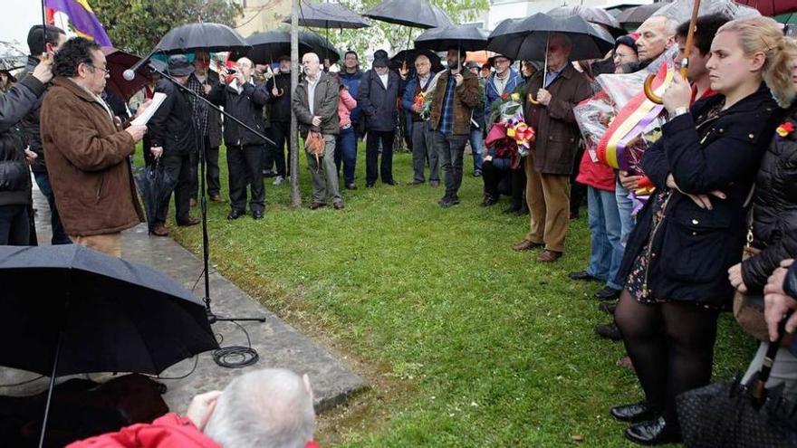 Ofrenda floral en El Suco, en la fosa común de los republicanos