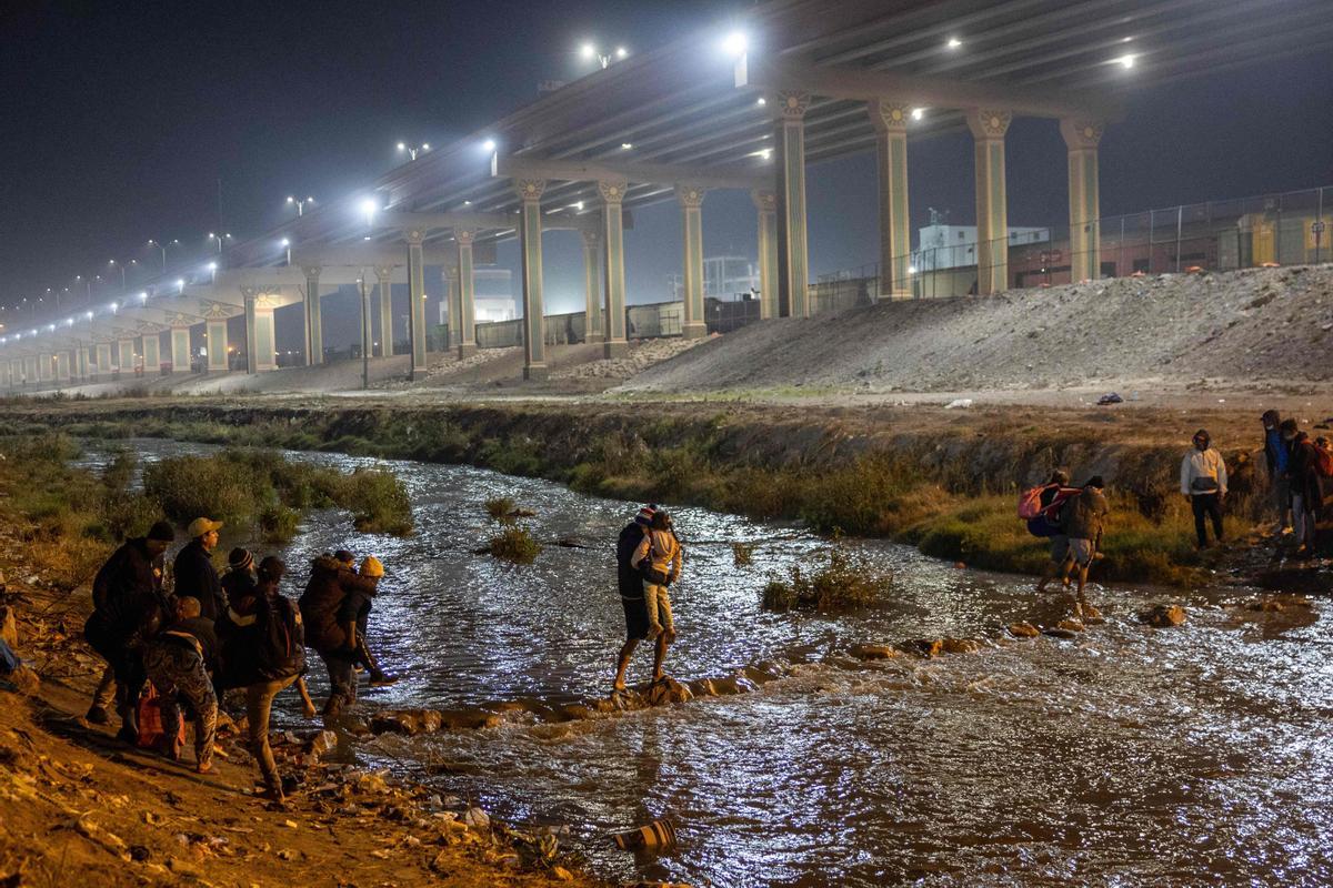 Un aluvión de inmigrantes cruzan Río Grande de Ciudad Juárez (México) a El Paso (Texas) ante un posible cambio en la política migratoria