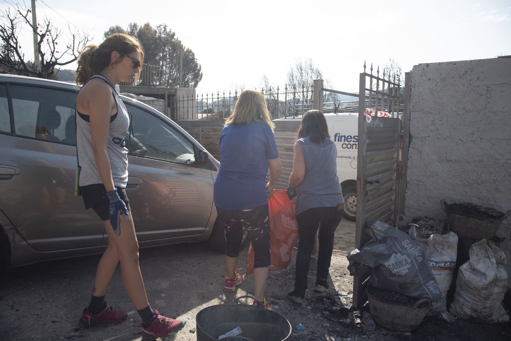 Una trentena de voluntaris s’autoorganitzen per ajudar River Park en la vida després del foc