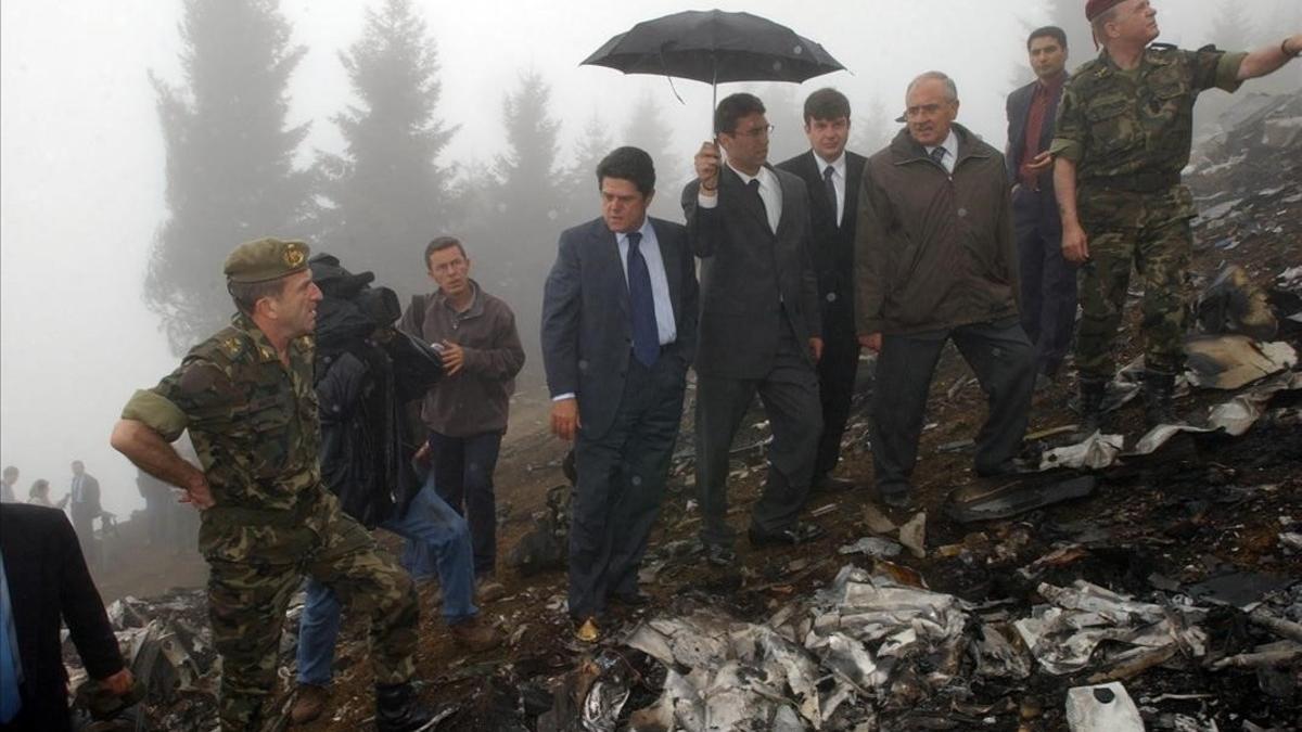 El entonces ministro de Defensa, Federico Trillo, visita el lugar del accidente del Yak-42, el 27 de mayo del 2003 en Trebisonda (Turquía)