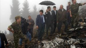 El entonces ministro de Defensa, Federico Trillo, visita el lugar del accidente del Yak-42, en Trebisonda (Turquía).