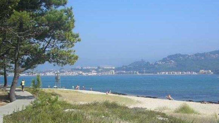 La playa de O Muíño en Camposancos, con su actual senda litoral.