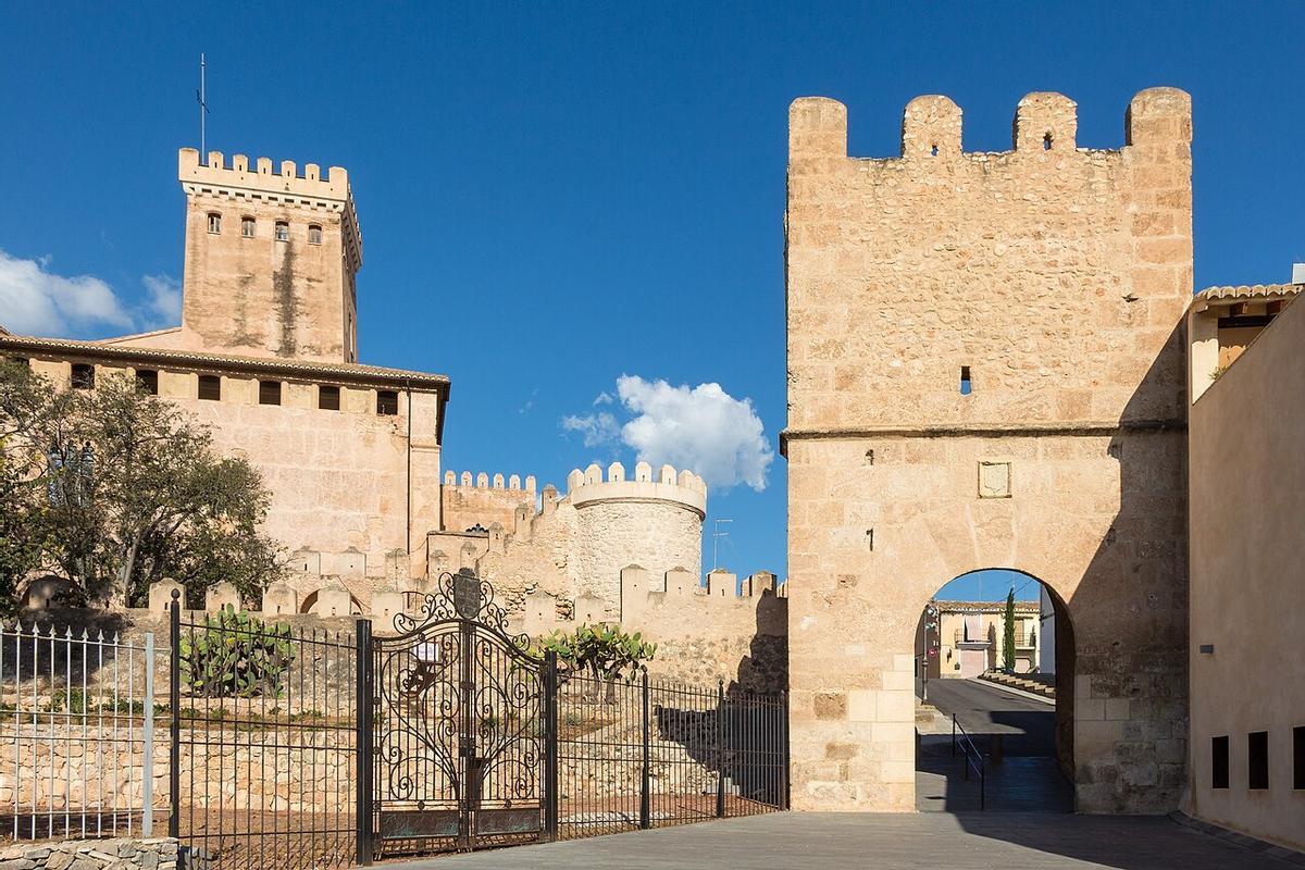 Portal de Llíria y Castillo