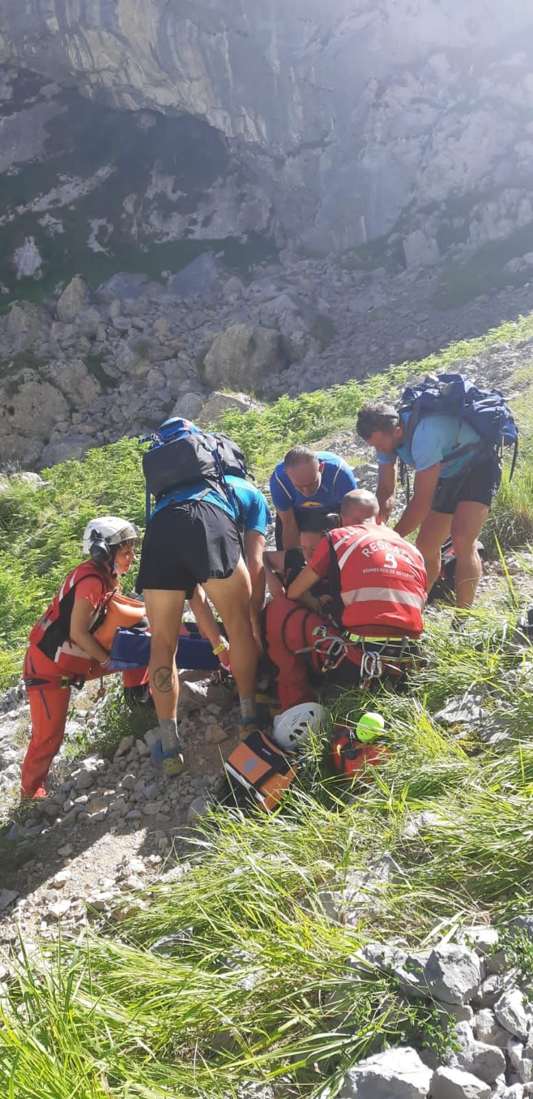 Rescatan en helicóptero a una senderista que se fracturó un tobillo tras sufrir una caída en Cabrales