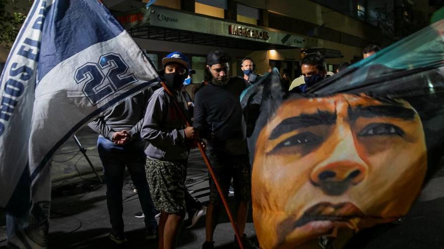 Seguidores de Maradona a las puertas del hospital en el que ha sido ingresado.