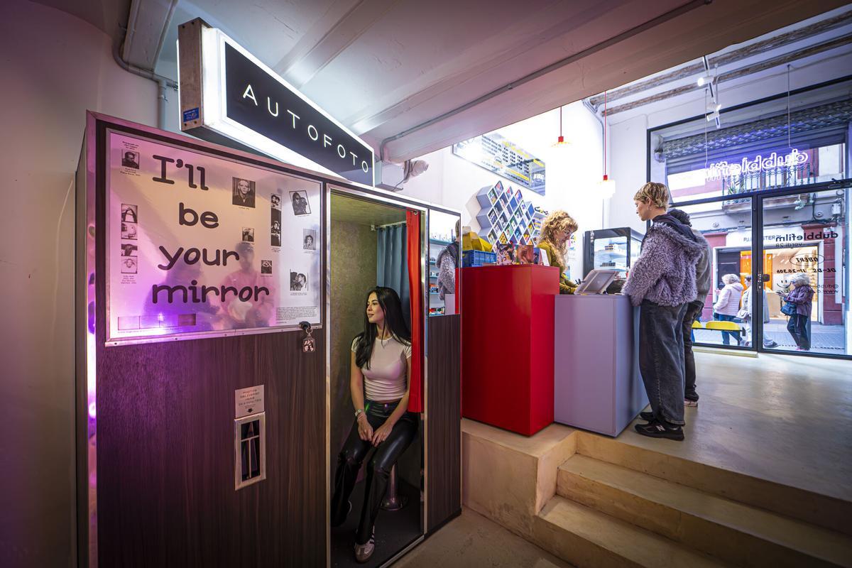Barcelona 10/11/2025 OnBacelona. Autofoto es la empresa que está volviendo a poner de moda los fotomatones analógicos. Ya han instalado 6 en Barcelona. Son bastante virales en TikTok. He quedado con uno de los socios en el que tienen en Dubblefilm. AUTOR: MANU MITRU