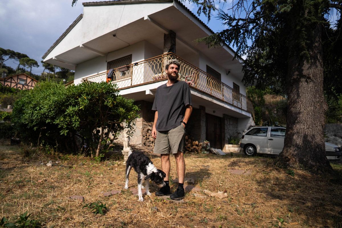 Retrato de Aaron Vázquez Marin de 28 años, Bailarin de danza Contemporanea con su perro Nigiri