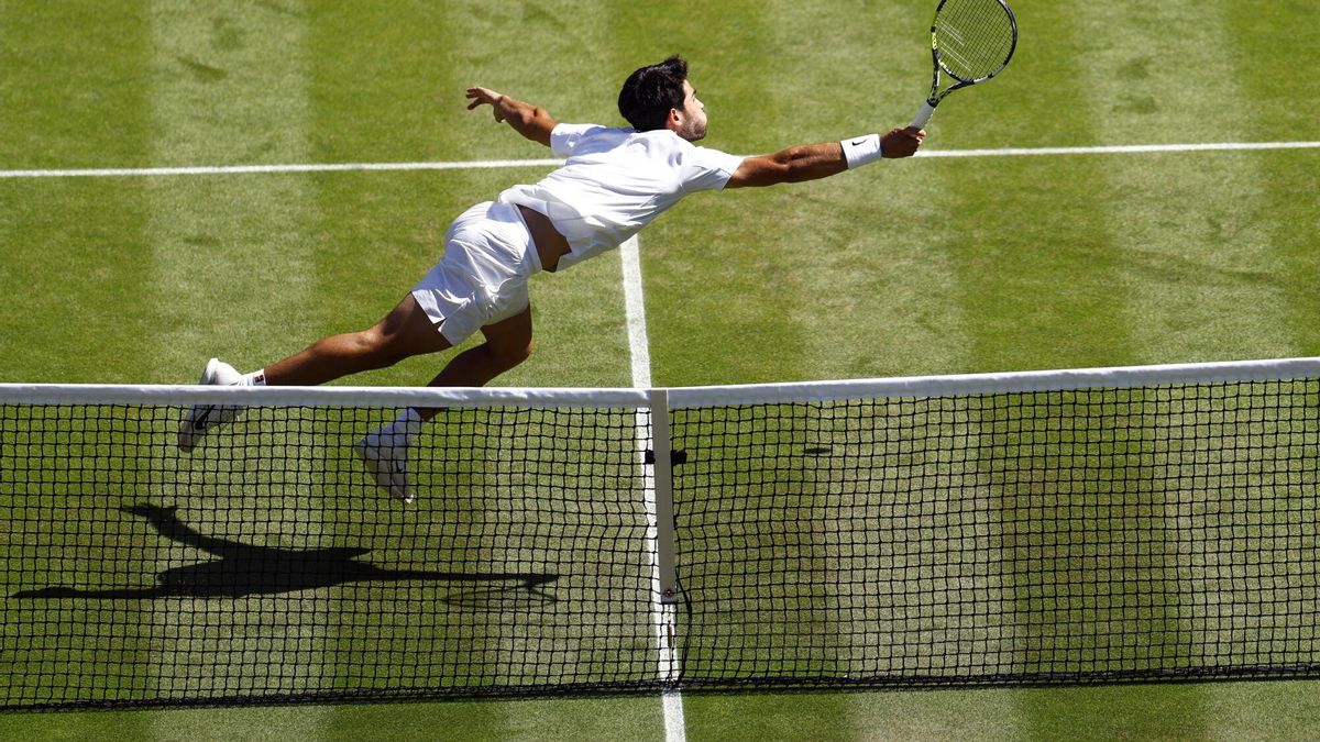 Wimbledon (United Kingdom), 11/07/2025.- Carlos Alcaraz of Spain in action during the Men's Singles semi-finals match against Taylor Fritz of the USA at the Wimbledon Championships, Wimbledon, Britain, 11 July 2025. (Tenis, España, Reino Unido) EFE/EPA/TOLGA AKMEN EDITORIAL USE ONLY. EDITORIAL USE ONLY