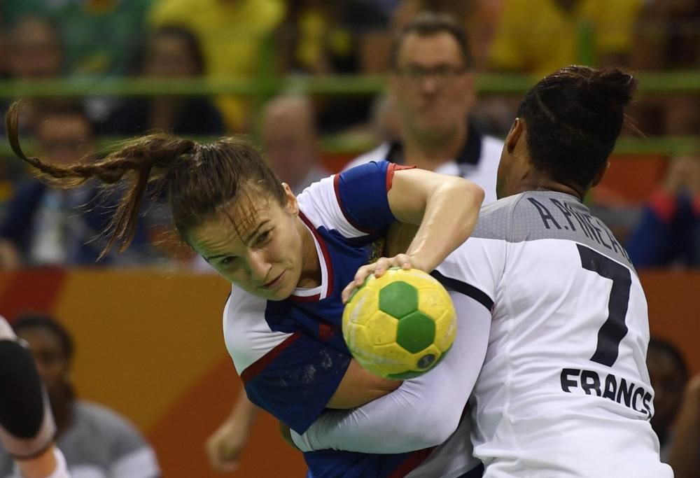 Anna Vyakhireva de Rusia en acción contra Allison Pineau de Francia en la final de balonmano femenino.