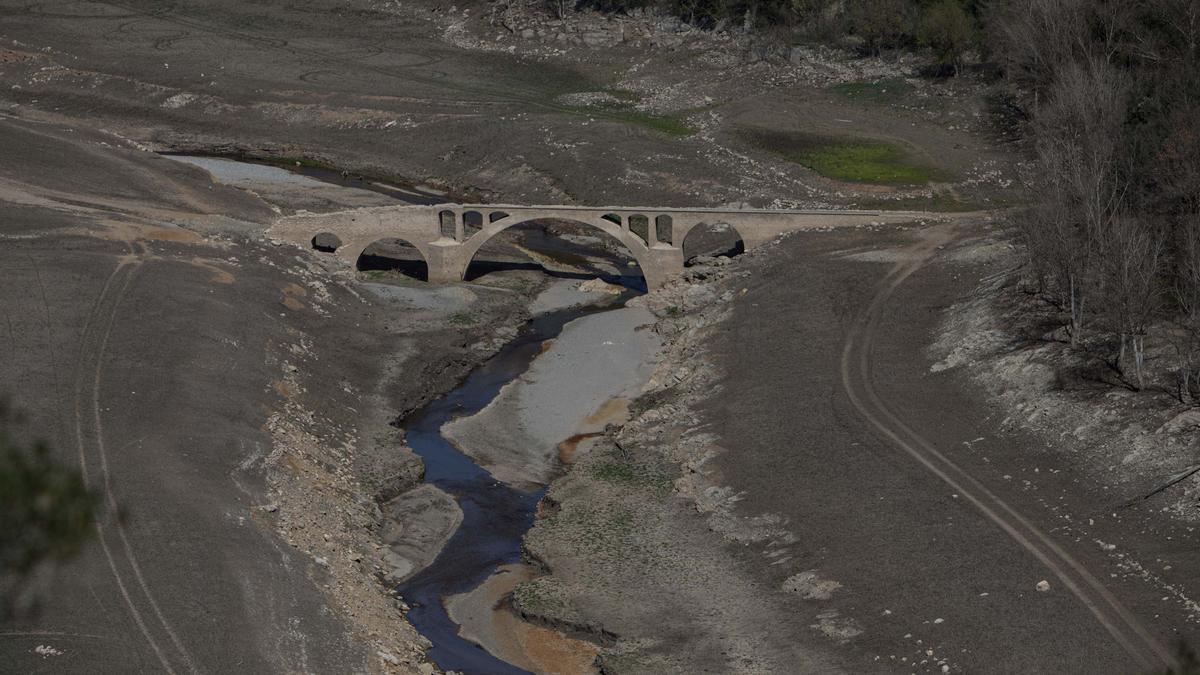 El embalse de Darnius Boadella y el río Muga bajo los efectos de la sequía