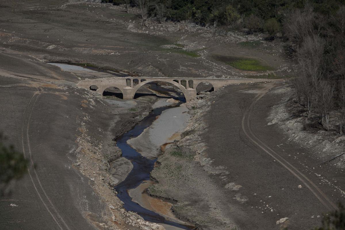 El embalse de Darnius Boadella y el río Muga bajo los efectos de la sequía