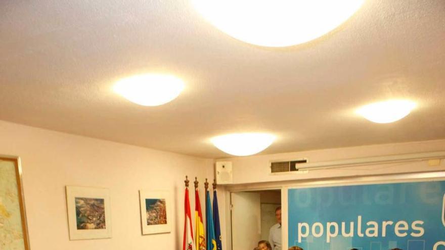 Mercedes Fernández, a la izquierda, en el encuentro en la sede del PP de Gijón con compañeros y militantes.