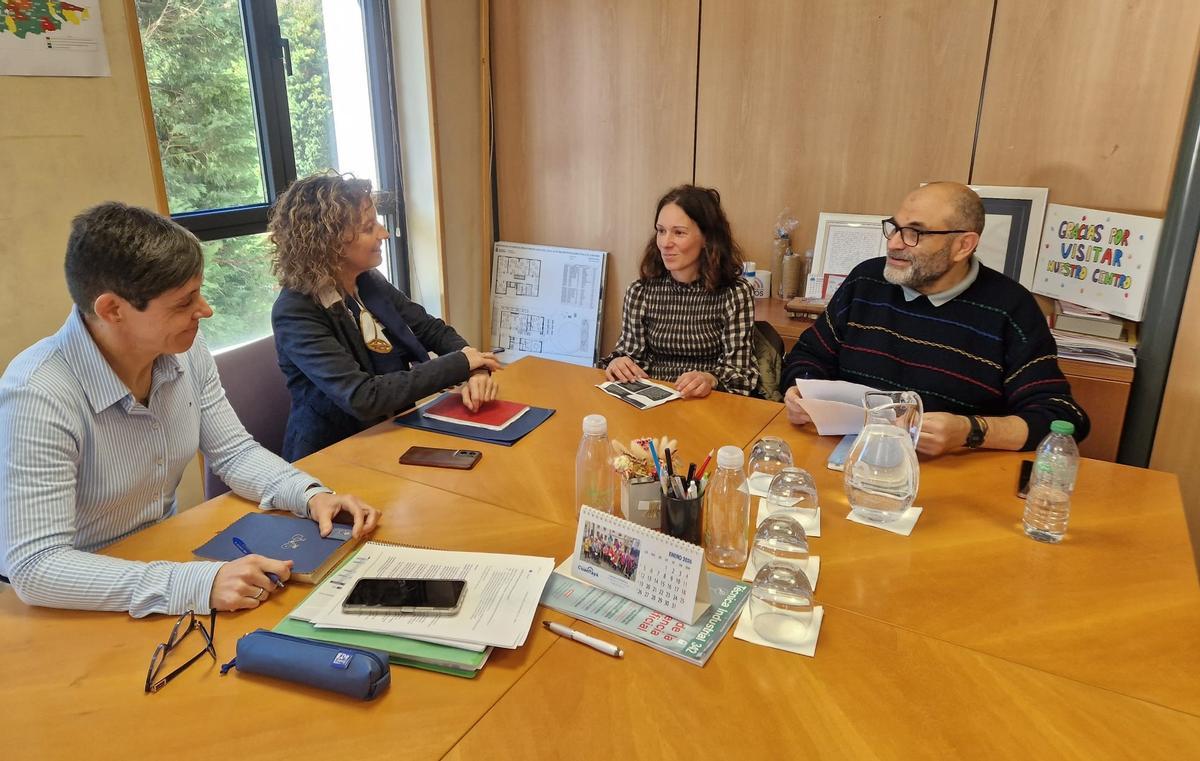 La consejera de Educación con representantes vecinales de Nuevo Roces.