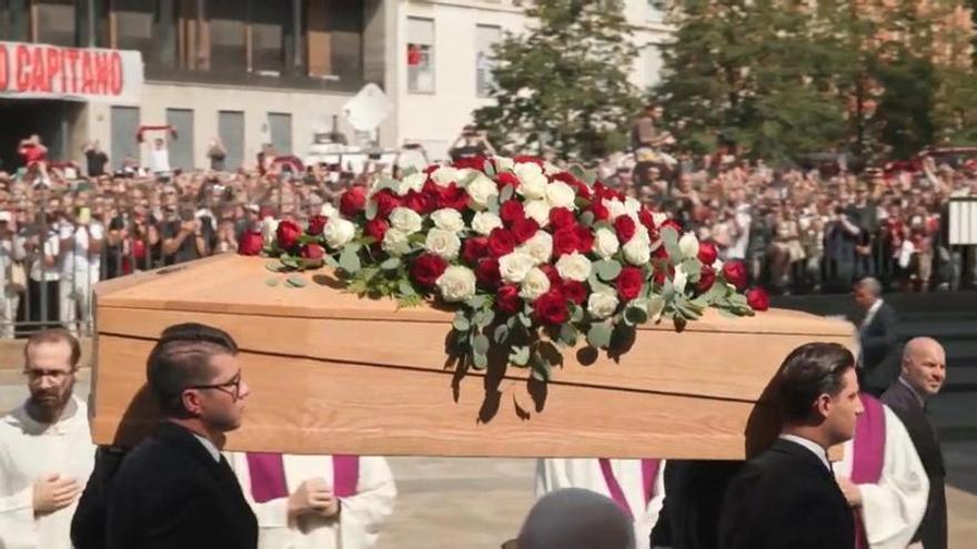 Centenares de aficionados dan el último adiós a Franco Baresi en Milán