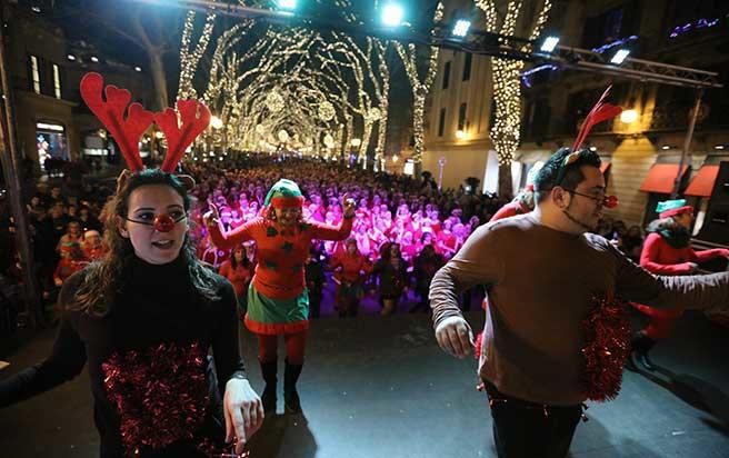 Hunderte Weihnachtsmänner tanzen in Palma