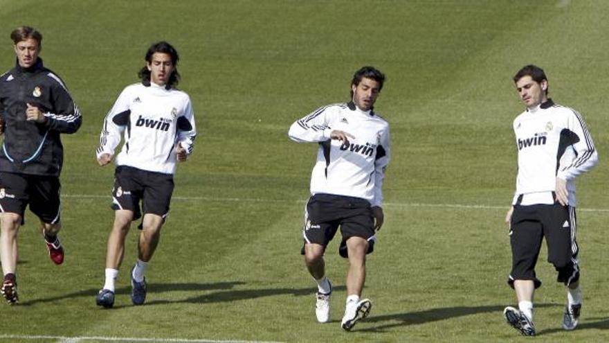 &quot;Guti&quot; durante el entrenamiento de ayer, junto al joven Parejo (derecha)