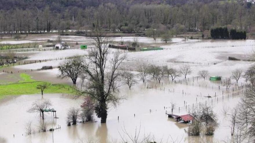 La vega de Bueño, que ayer amaneció inundada tras desbordarse el río.