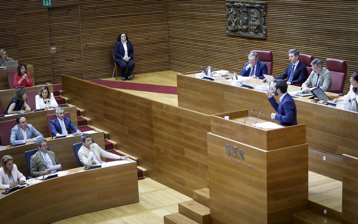 El síndic del PSPV, José Muñoz, debate con Mazón en la sesión de control en las Corts, este jueves.