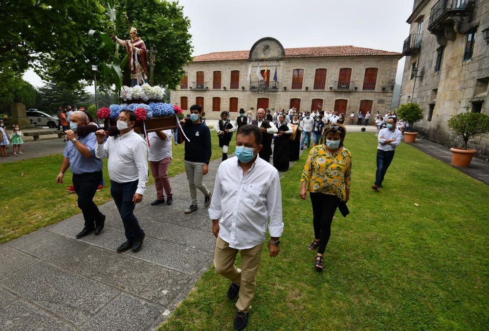 Poio celebra un San Xoán atípico pero con idéntico espíritu festivo