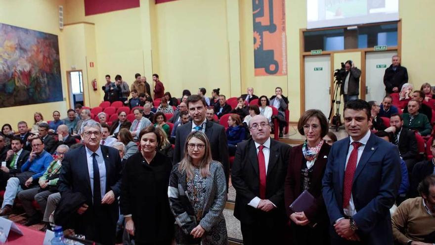 Por la izquierda, García Granda, Moriyón, Barrero, Fanjul, Rodríguez Vela y Campo, ayer en el acto de aniversario.