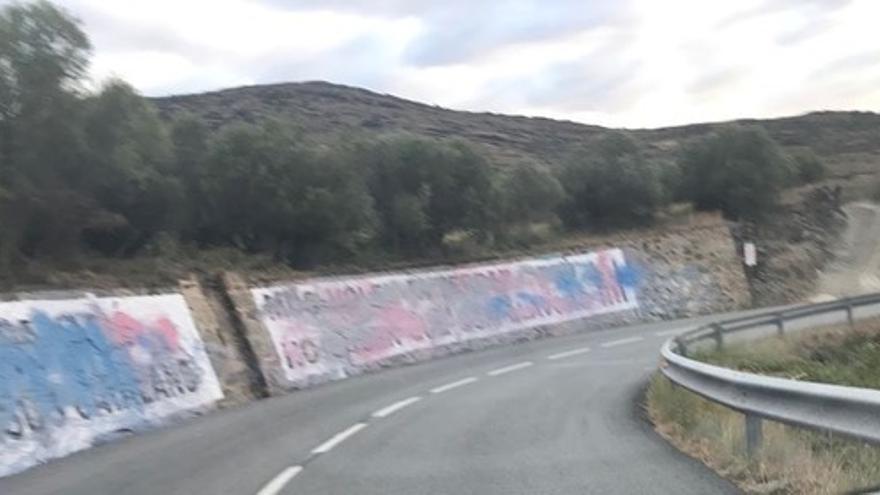 Tornen a boicotejar els murals independentistes de la carretera de Cadaqués