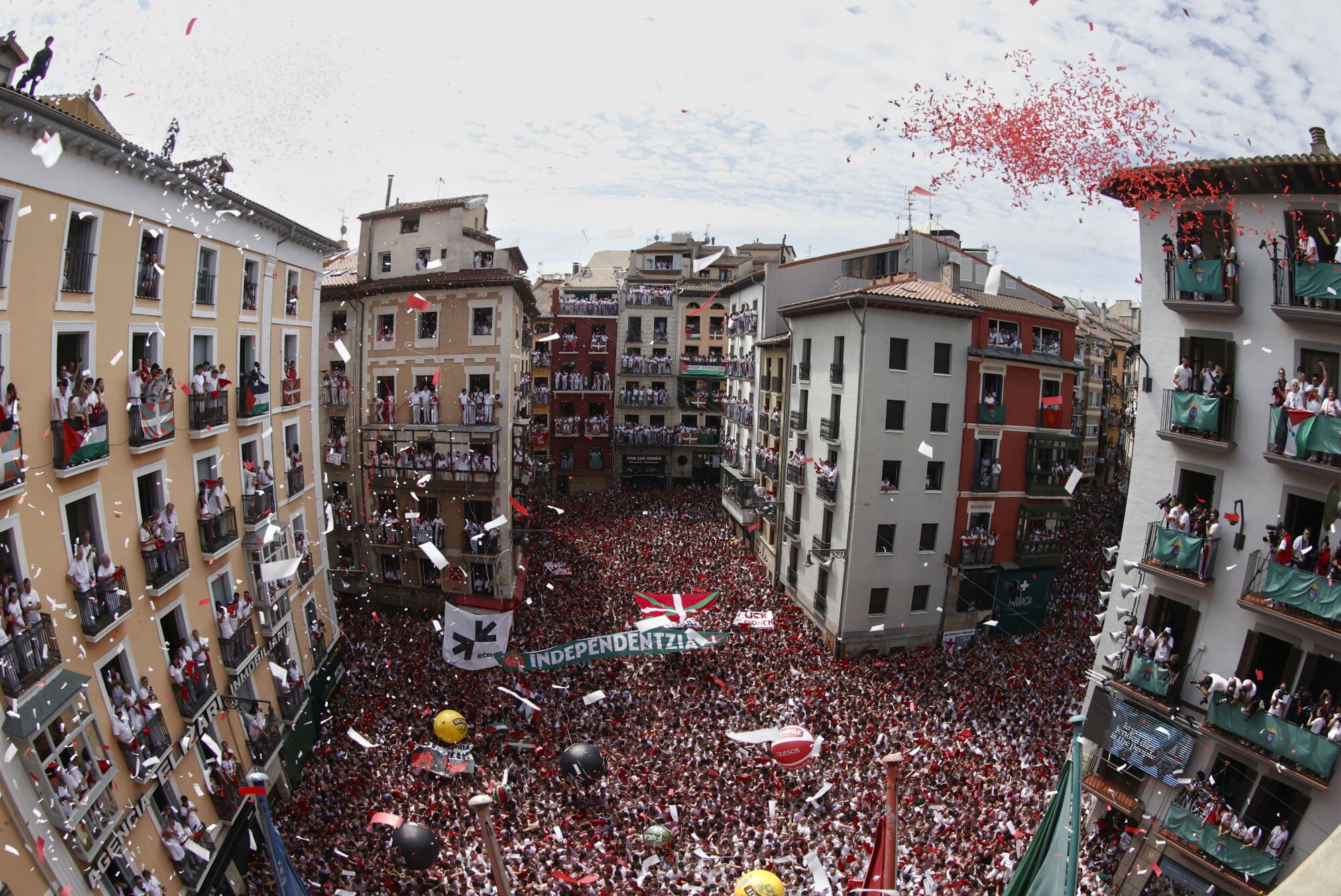PAMPLONA, 06/07/2025.- Celebración en la Plaza Consistorial de Pamplona del Chupinazo desde el balcón del ayuntamiento de la ciudad, que da comienzo a los Sanfermines, este domingo. EFE/ Jesús Diges