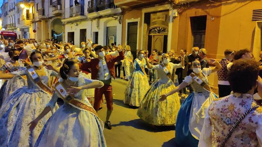 Una de las comisiones, anoche, en plena coreografía. | R.S.