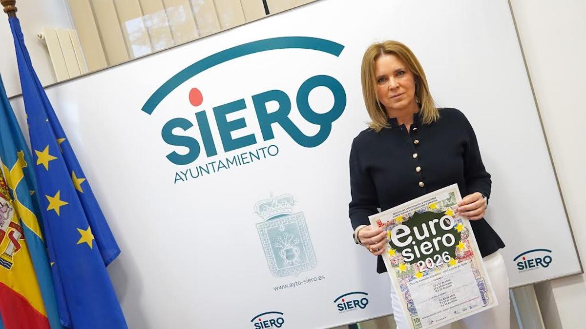 La edil Eva Iglesias con el cartel anunciador.