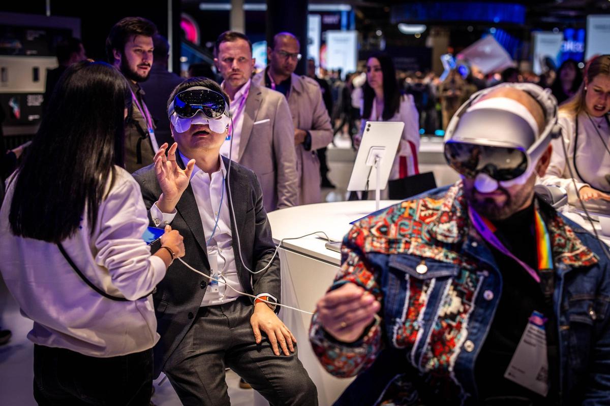 Asistentes al primer dia del Mobile World Congress 2026, en el recinto Fira Gran Via, L´Hospitalet de Llobregat