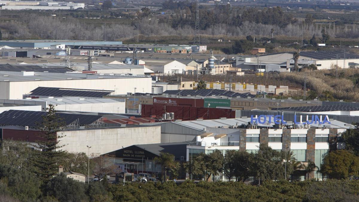 El polígono Tisneres en primer plano y, al fondo, empresas del sector Carretera de Albalat.